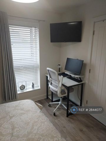 1 bedroom in a house share to rent - Photo 4
