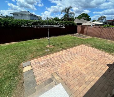 LOVELY HOME IN GREAT LOCATION! - Photo 3