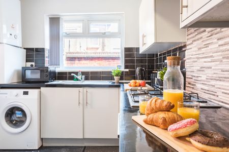 4 Bed Detached House, Canon Road, L6 - Photo 3