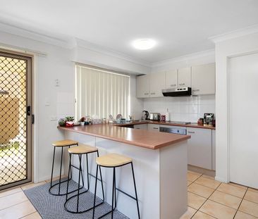 AVAILABLE NOW 3 BEDROOM TOWNHOUSES IN A QUIET COMPLEX - Photo 2