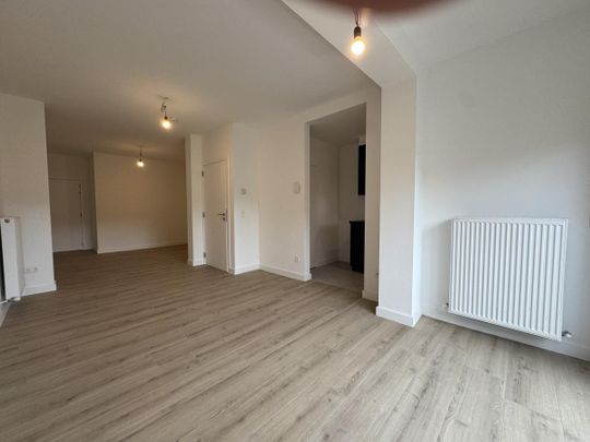 Gerenoveerd gelijkvloers appartement met tuin te huur - Photo 1