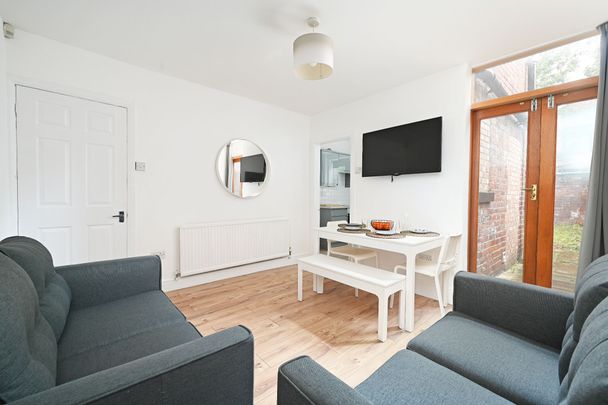 4 bedroom terraced house to rent - Photo 1