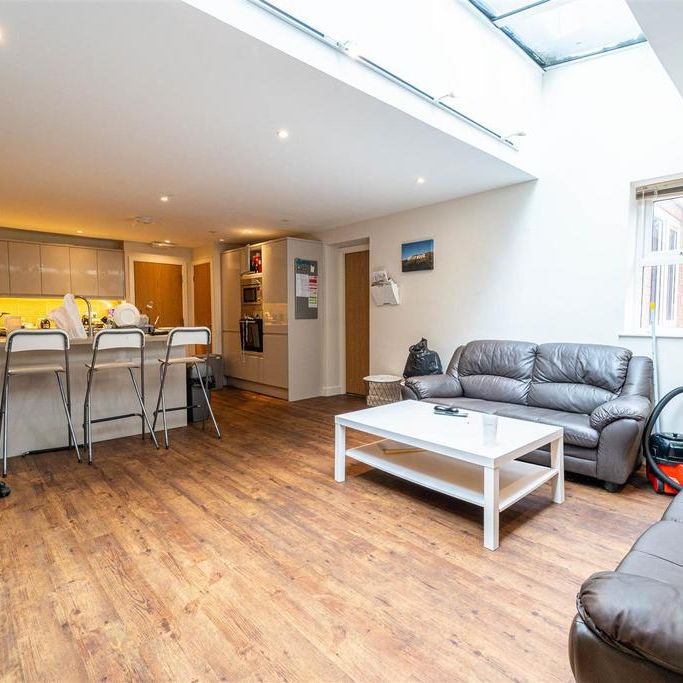 8 bedroom house to rent - Photo 1