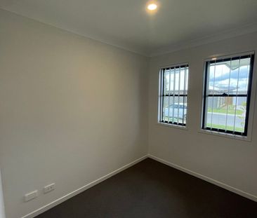 Modern 4-Bedroom Home in Park Ridge! - Photo 4