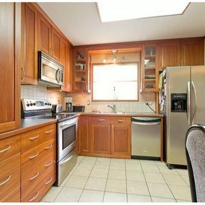 Spaciou and cozy 4 bedroom+2 bath whole house@Langley City - Photo 2