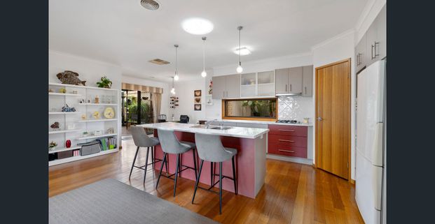 Spacious 4-Bedroom Family Home in Quiet Golden Square Location - Photo 1