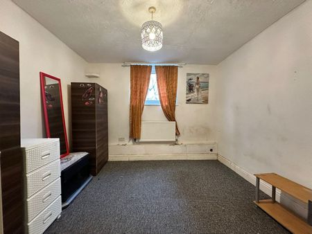 3 Bed Flat, Linsdell Road, IG11 - Photo 5