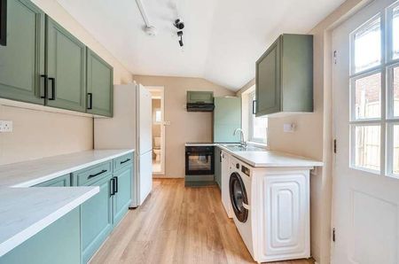 Beaufort Road, Farnham, Surrey, GU9 - Photo 2