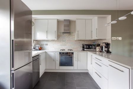 3 bedroom semi-detached house to rent - Photo 2