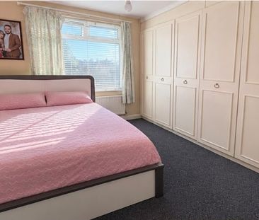 4 Bed Semi-Detached House, Hogarth Gardens, TW5 - Photo 2