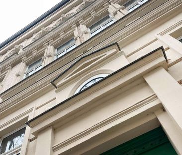 Dachgeschoss mit Sichtbalken! 2-Zimmer-Wohnung in der südlichen Inn... - Photo 1