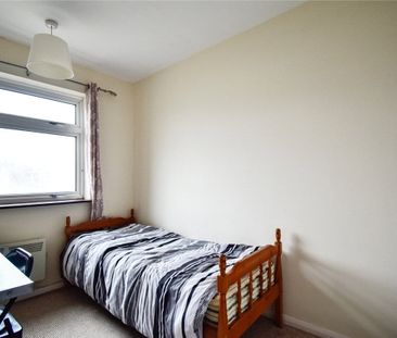 Well presented 2 bedroom mid-terraced house situated just to the no... - Photo 2