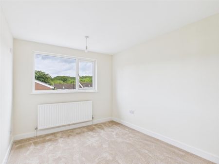 3 bedroom House To Let Total Size: 1206 SQ FT - Photo 4