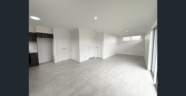 Modern Comfort & Style in a Prime Gledswood Hills Location - Photo 1