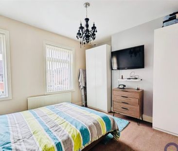 Well-presented 2-Bed Terraced House with Spacious Lounge/Diner – Cl... - Photo 3