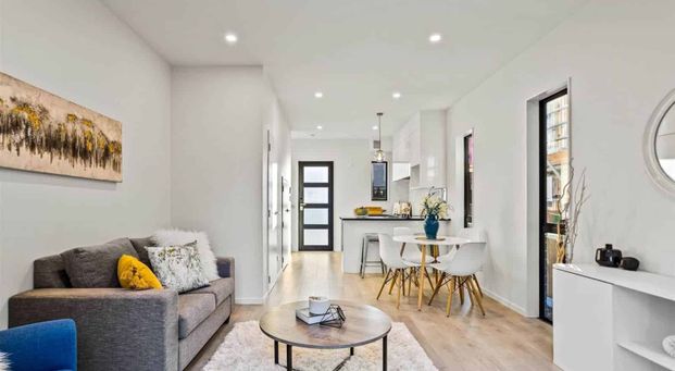 3.5 bedrooms with 2.5 bathrooms - Photo 1