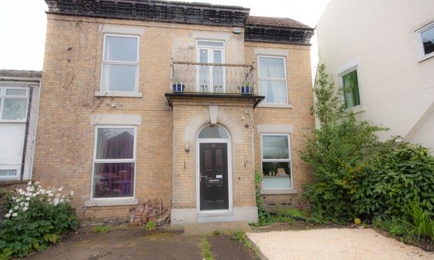 Designer Room | 5 Mins to MediaCity 💚 Room 2 - Double - Photo 1