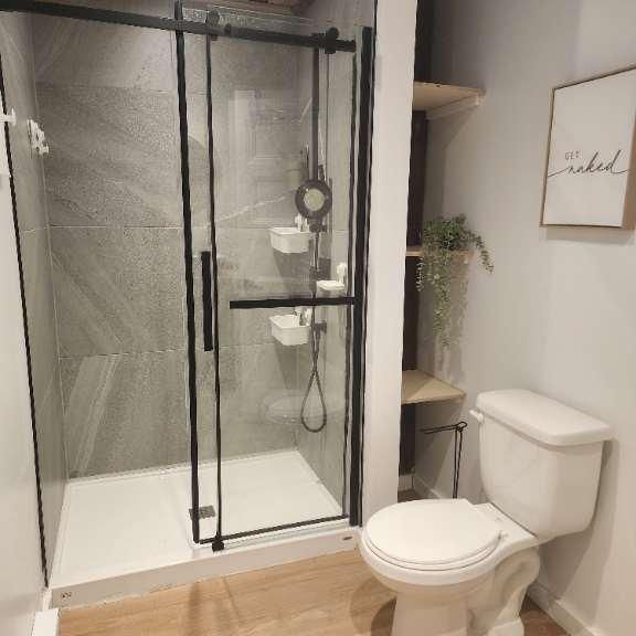 Superbe logement 3 1/2 entièrement rénover de 2024. Situé dans le centre-ville de Joliette. Tout est à proximités. Stationnement 1 place - Photo 1