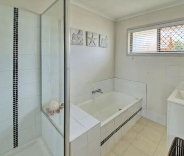 Comfortable Living, Prime Location! - Photo 4