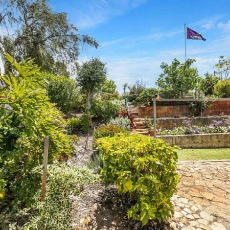 Large Family Home in Swanbourne ** HOME OPEN SAT 10AM ** - Photo 3