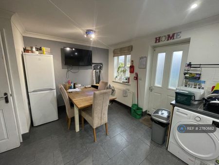 1 bedroom in a house share to rent - Photo 5