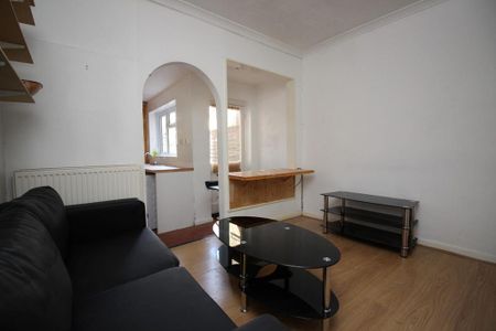 3 bedroom end of terrace house to rent - Photo 2