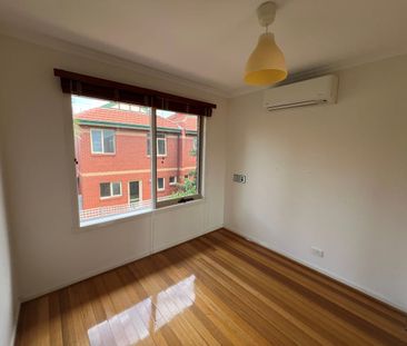 Three bedroom unit in a great location! - Photo 5