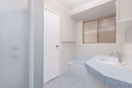 Comfortable 3Bed Family Home - Photo 4