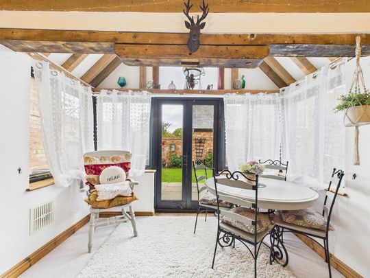 3 bedroom barn conversion to rent - Photo 1