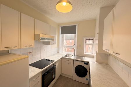 2 Bed, Flat - Photo 4