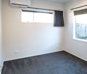 Modern 2-bedroom Home With Ensuite, Heat Pumps & Private Fenced Yar... - Photo 3