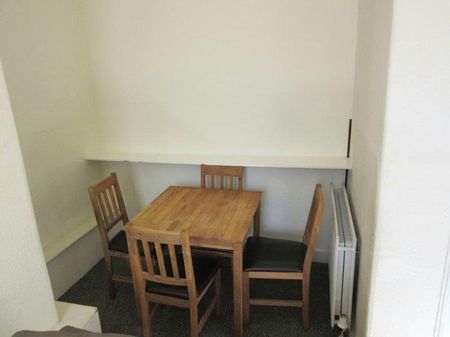 3 bedroom flat to rent - Photo 2