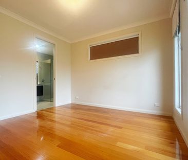 IMPRESSIVE TOWNHOUSE IN MOUNT WAVERLEY SCHOOL ZONE (STSA) - Photo 6