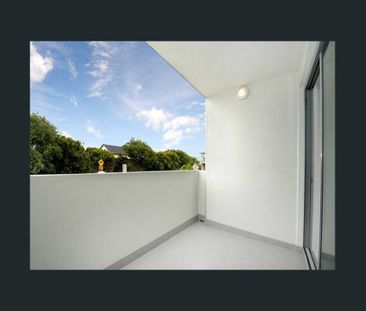 SPACIOUS, MODERN & BEACHSIDE - Photo 5