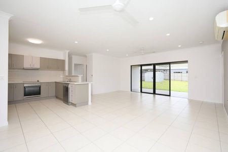 Beautifully Refurbished Family Home – Available Now! - Photo 2