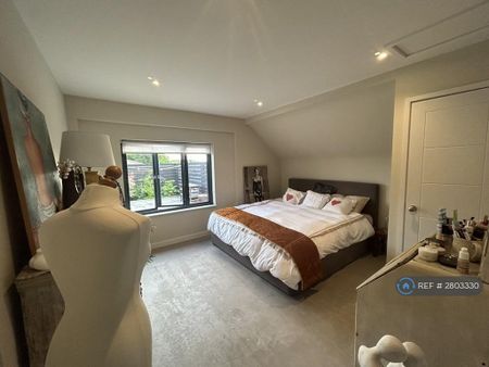 4 bedroom detached house to rent - Photo 5