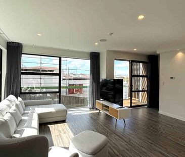 Beautifully Presented End-Unit Townhouse with ... - Photo 4