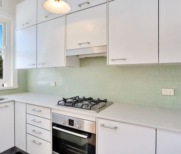 Modern and Beautifully Presented One Bedroom Apartment + Study - Photo 2