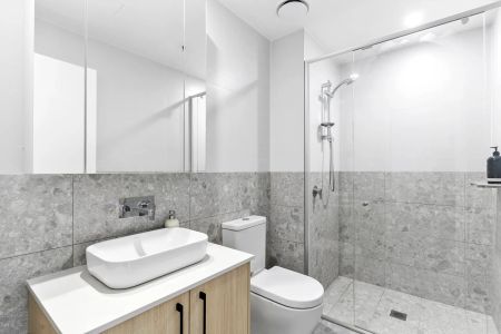 Contemporary Two-Bedroom Apartment with Exceptional Views - Photo 5