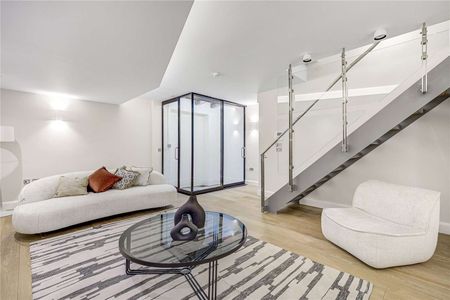 Stunning 3 bedroom mews house with Terrace and Garage in the Heart of Marylebone. - Photo 3
