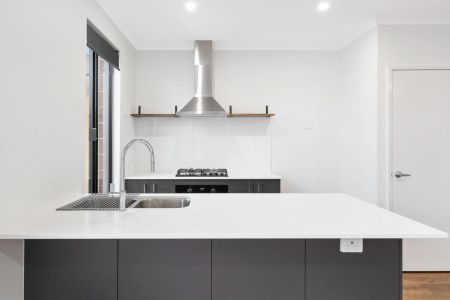 Modern home in new Lakelands. - Photo 3