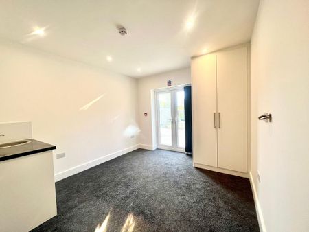 8 bedroom detached house to rent - Photo 2