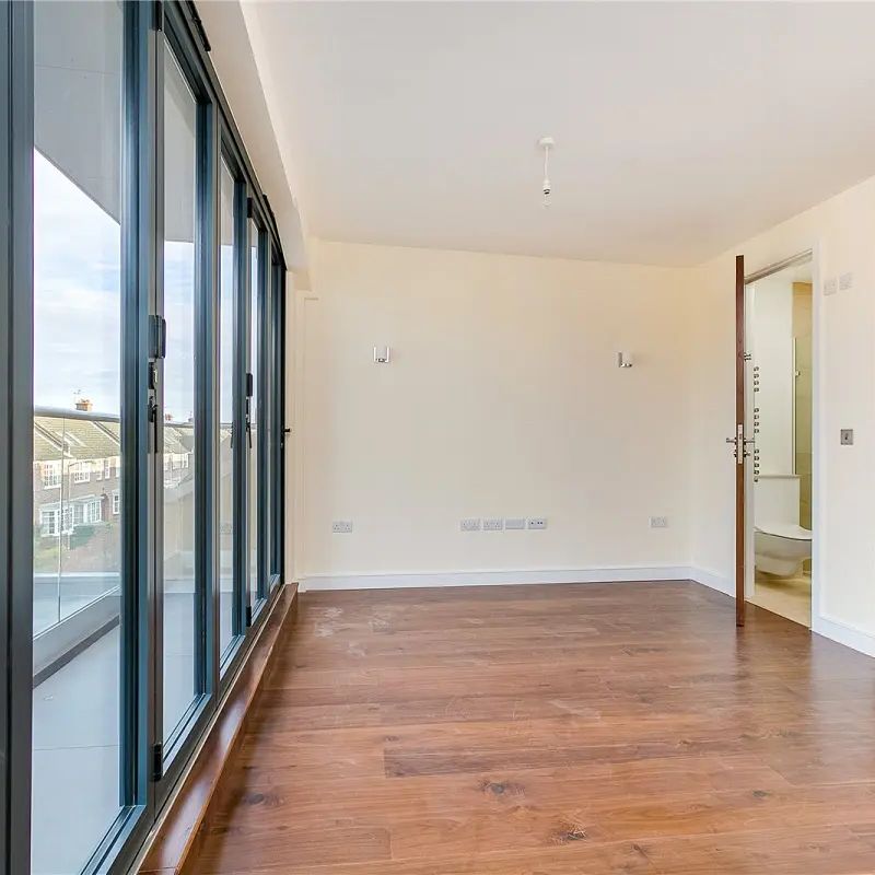 4 bedroom house in London - Photo 1