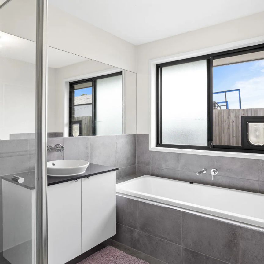 Spacious Family Home with Multiple Living Areas, Ducted Air & Garden Maintenance Included. Contact Julie Sykes 0438 050 110 - Photo 1