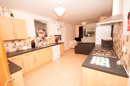 6 Bed Terraced House, Ordnance Road, SO15 - Photo 2