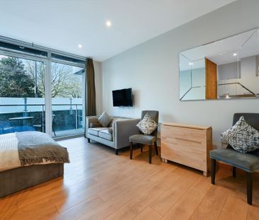 A studio apartment to let in Oswald Building, Chelsea Bridge Wharf,... - Photo 4
