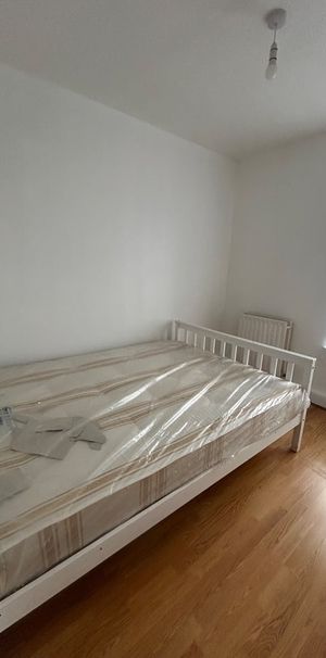 4 Bed Flat, Thomson House, SE17 - Photo 2