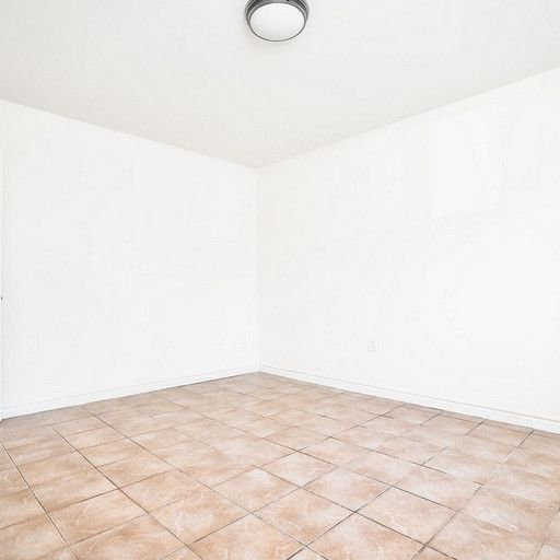 3 bedroom, 1 bath - Photo 1