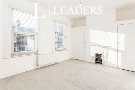 3 bedroom house to rent Albany Avenue, SS0 - Photo 4