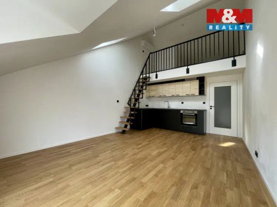 Pronájem bytu 1+kk s mezaninem, 44 m - Photo 1